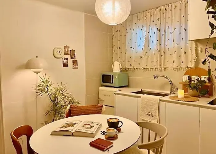 2 Bedrooms, Jamsil, Lotte World, Olympic Park Kspodome, 3 Beds, 잠실 15분, 중앙보훈병원역 도보 3분, 침대 3개 *