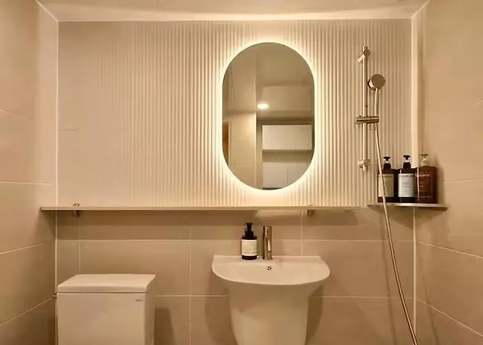 2 Bedrooms, Jamsil, Lotte World, Olympic Park Kspodome, 3 Beds, 잠실 15분, 중앙보훈병원역 도보 3분, 침대 3개 * 서울특별시